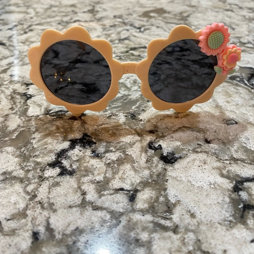Light peach flower shaped girls sunglasses